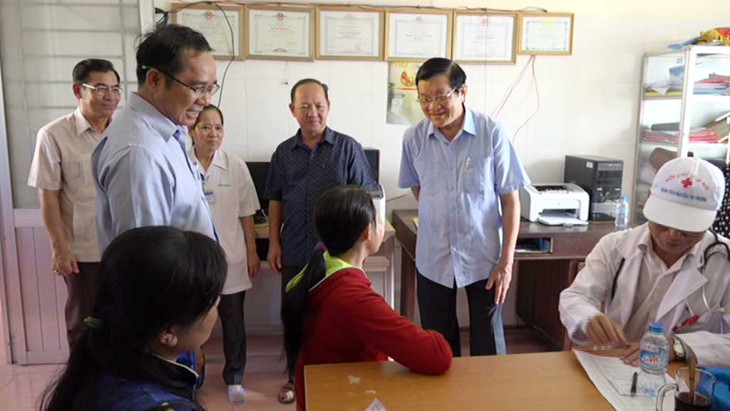 Nguyên Chủ tịch nước Trương Tấn Sang vận động Đoàn bác sĩ TP.HCM khám bệnh người dân biên giới
